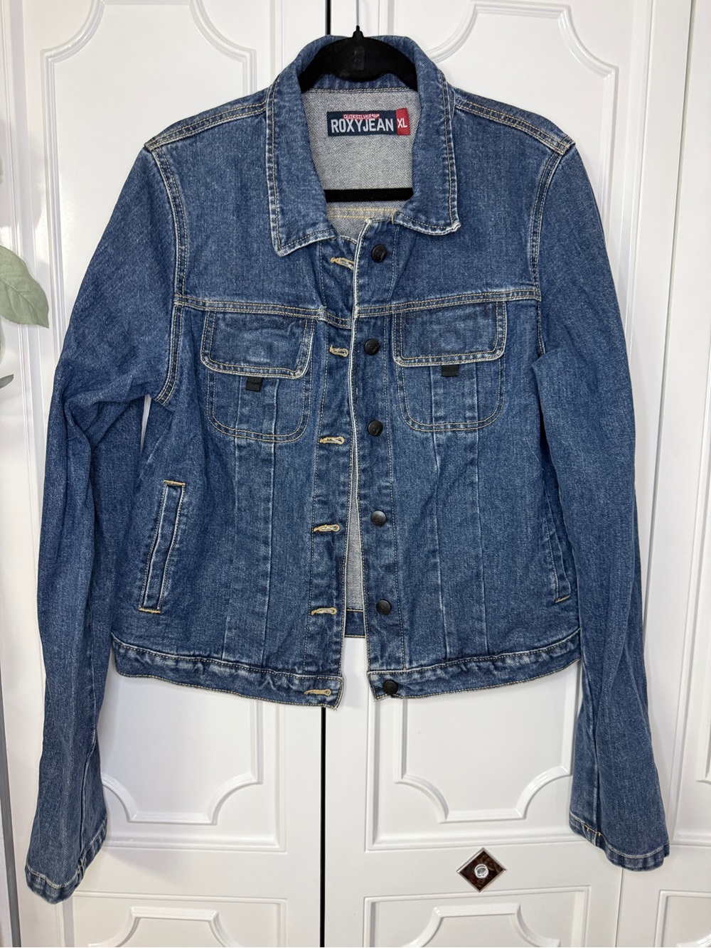 VTG ROXY/Quiksilver Women's Blue Denim Jacket - Classic Trucker Style